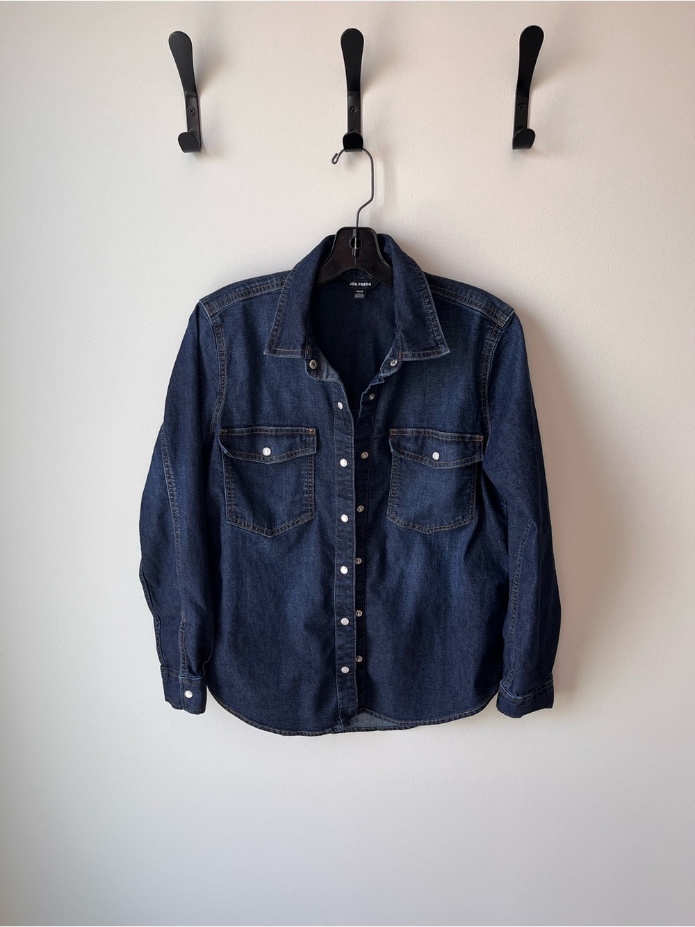 Joe Fresh Dark Denim Snap do-up Shirt
Women’s size medium
Excellent condition